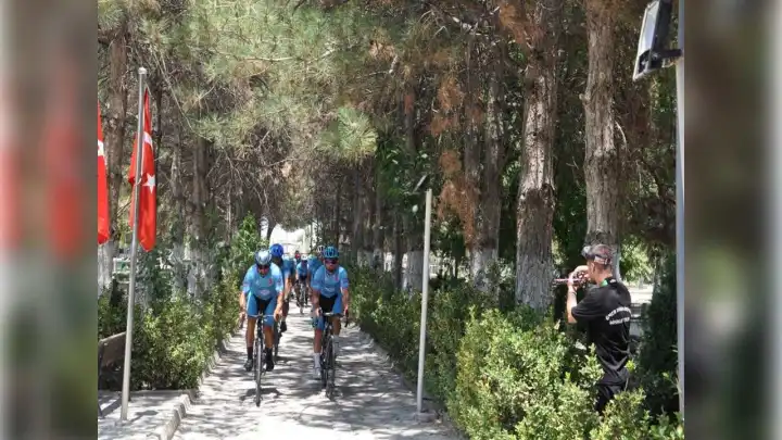 Şehit Ömer Halisdemir anısına 750 kilometre pedal çevirip şehit toprağını kabrine ulaştırdı