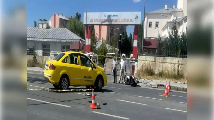 Ticari taksi ile motosiklet çarpıştı