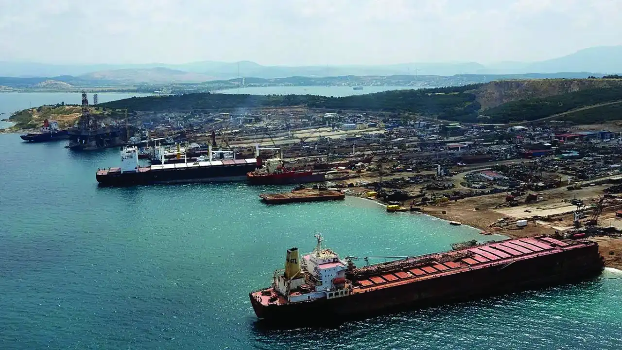 Asbestli gemi İzmir’de: Çevre aktivistleri imza kampanyası başlattı haberinin görseli