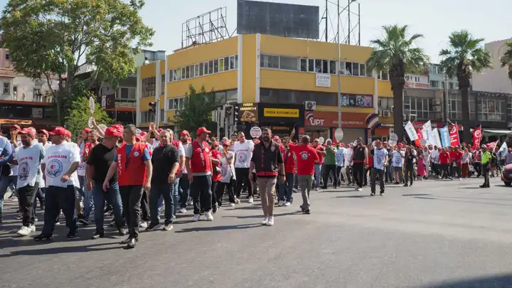 Belediye-İş'ten Başkan Tugay'a tepki: Vatandaş olarak oraya girme hakkımız vardı