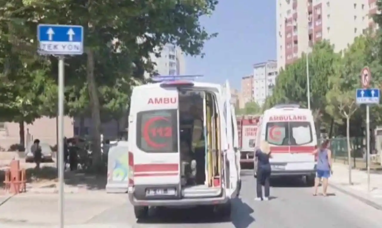 Beylikdüzü'nde kimyasal madde paniği: 15 katlı bina tahliye edildi haberinin görseli