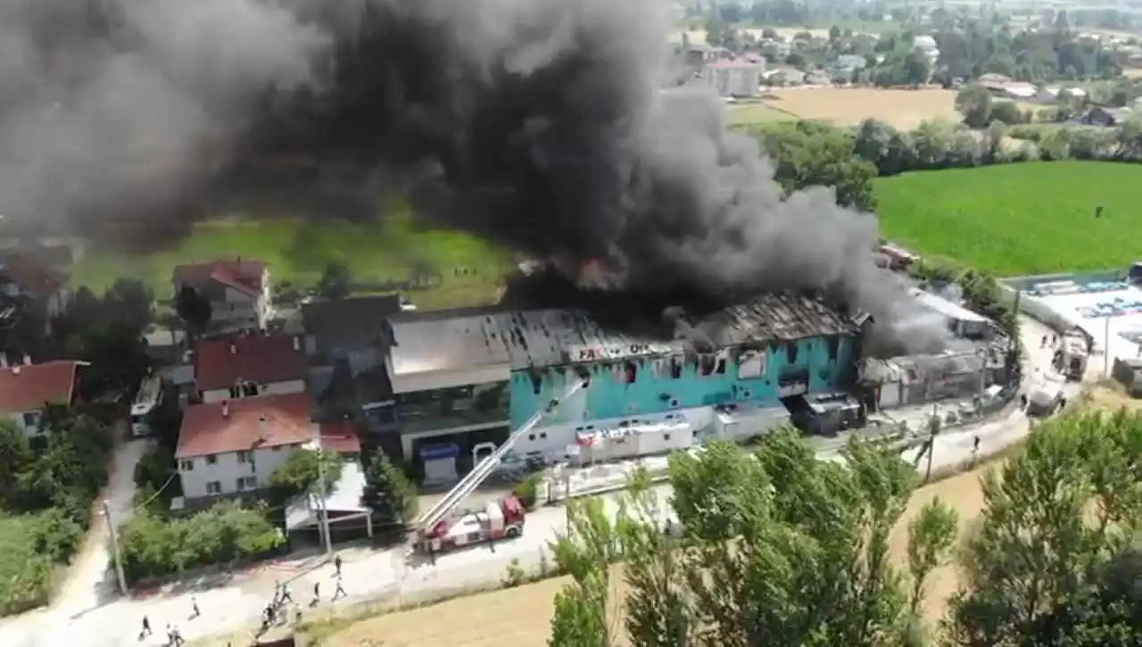Bolu’da medikal malzeme üretilen fabrikada büyük yangın haberinin görseli