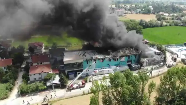 Bolu’da medikal malzeme üretilen fabrikada büyük yangın