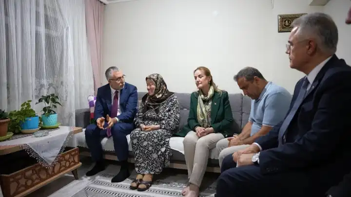Çalışma Bakanı Işıkhan’dan 15 Temmuz şehidi Yakup Kozan’ın ailesine anlamlı ziyaret