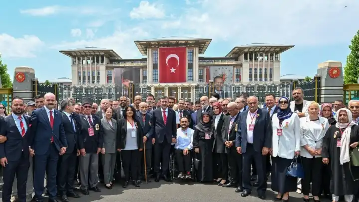 Cevdet Yılmaz'dan 15 Temmuz şehitler anıtı’na anlamlı ziyaret
