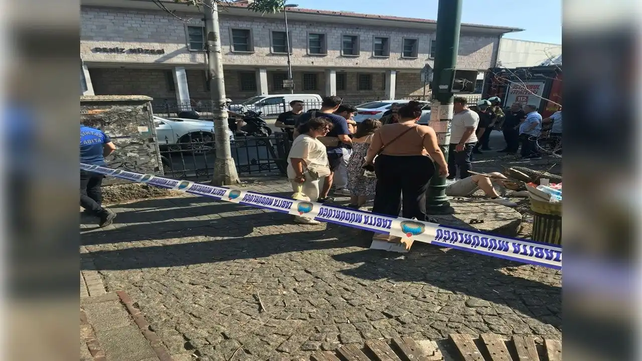 Çürüyen ağaç kaldırımda yürüyen üç kişinin üzerine düştü haberinin görseli
