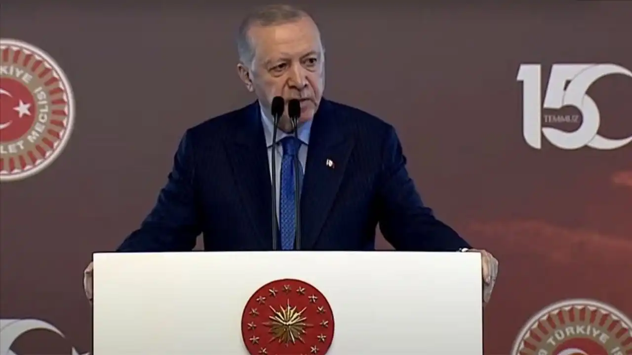 Cumhurbaşkanı Erdoğan’dan 15 Temmuz mesajı: "FETÖ’nün tuzağını milletimizin cesareti dağıttı" haberinin görseli