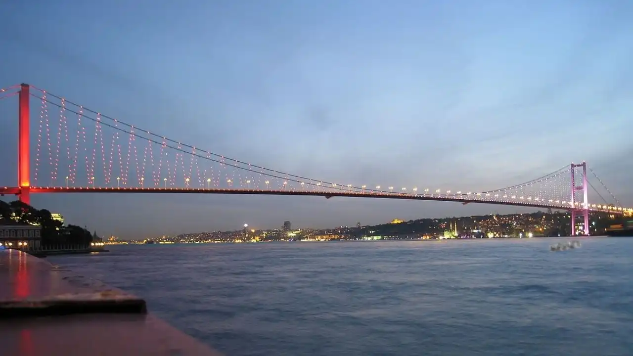 İstanbul 15 Temmuz Şehitler Köprüsü’nde intihar girişimi! haberinin görseli