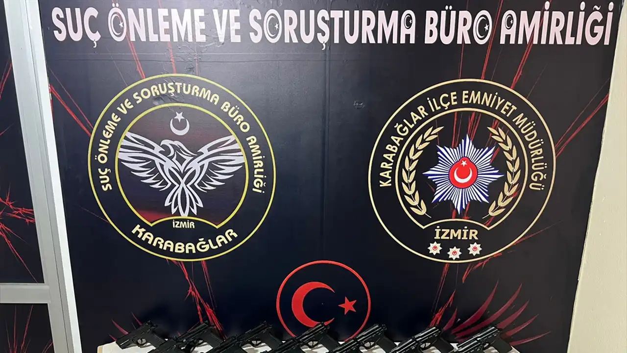 İzmir'de silah kaçakçılığı operasyonu: Baba ve iki oğlu gözaltında haberinin görseli