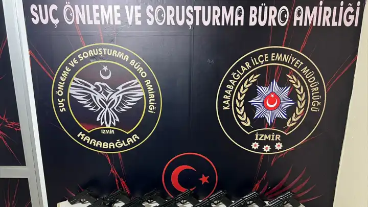İzmir'de silah kaçakçılığı operasyonu: Baba ve iki oğlu gözaltında