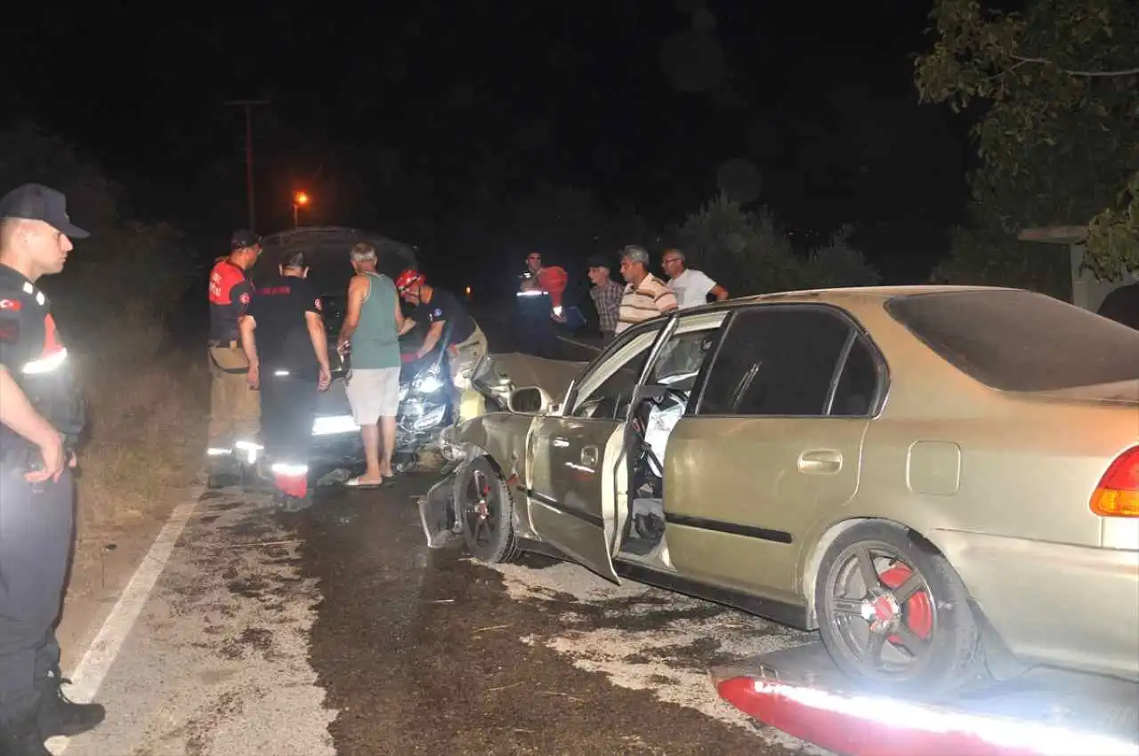 İzmir haber: İki otomobilin çarpıştığı kazada 4 kişi yaralandı haberinin görseli