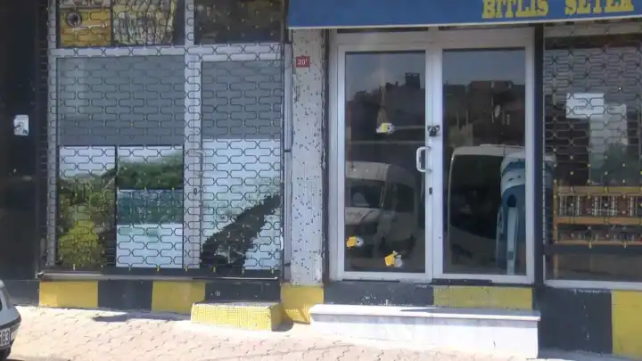 Küçükçekmece'de silahlı saldırı: 18 el ateş ettiler, olay yerinden kaçtılar!
