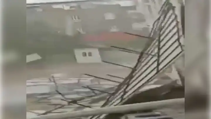 Kuvvetli rüzgar yurt çatısını uçurdu
