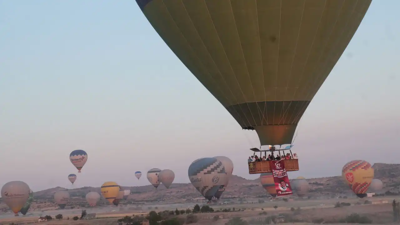 Nevşehir’de 15 Temmuz anması: Türk bayrakları ve şehit Ömer Halisdemir posteri göklerde haberinin görseli