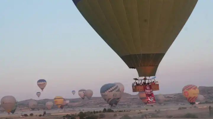 Nevşehir’de 15 Temmuz anması: Türk bayrakları ve şehit Ömer Halisdemir posteri göklerde