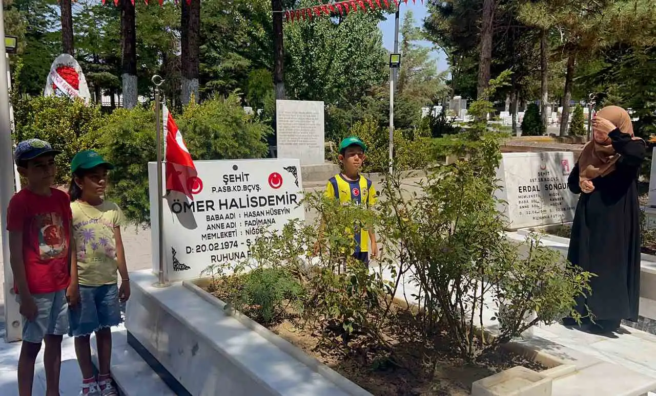 Ömer Halisdemir’in şehadetinin 9. Yılı: Kabri ziyaretçi akınına uğradı haberinin görseli