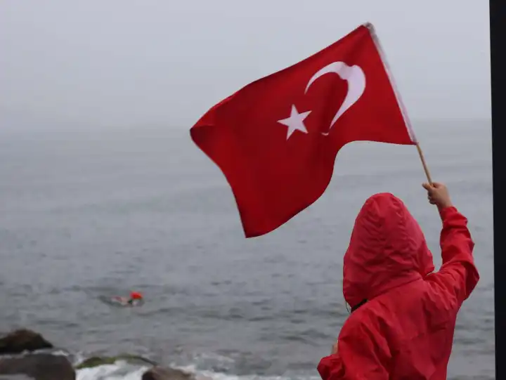 Rize'de 15 Temmuz için şehitler anısına kulaç attılar