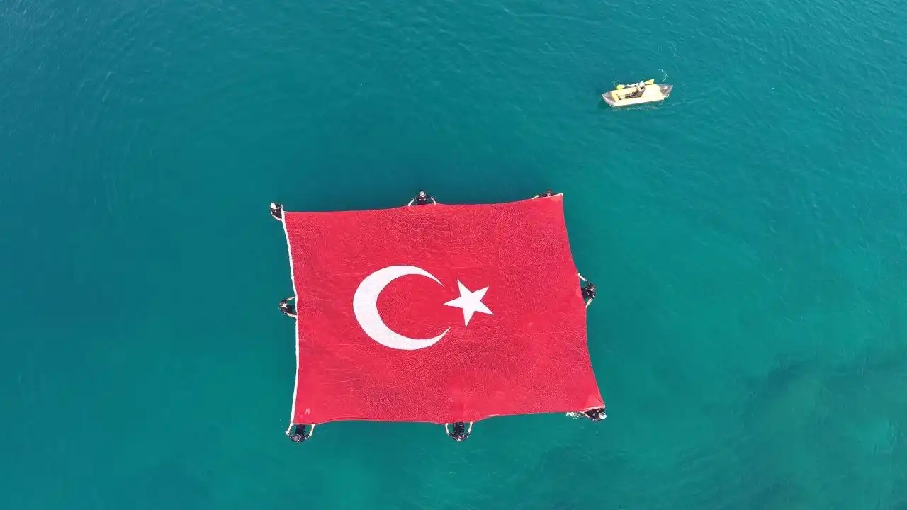 Şehitleri unutmadılar: Antalya’da dalgıçlar denizin altında bayrak açtı haberinin görseli