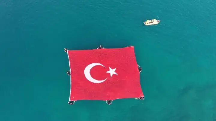 Şehitleri unutmadılar: Antalya’da dalgıçlar denizin altında bayrak açtı
