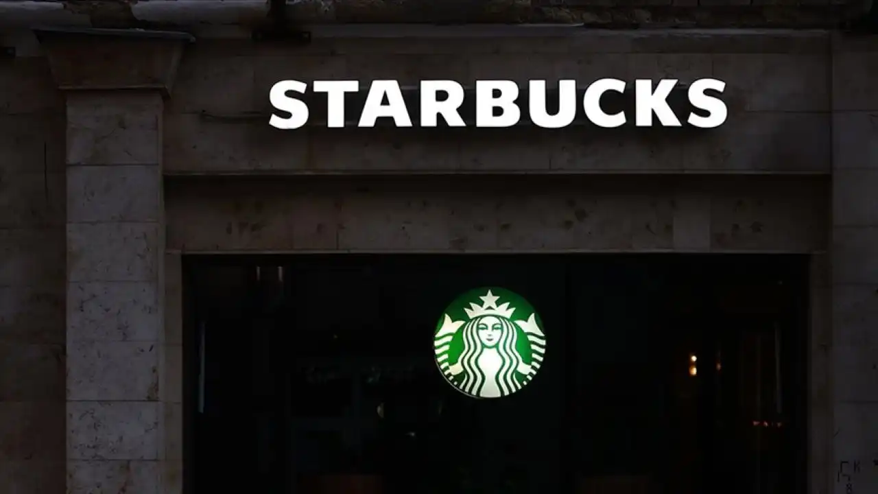 Starbucks çalışanlarına haftada 4 gün ofis zorunluluğu getiriyor haberinin görseli