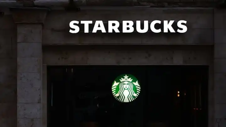 Starbucks çalışanlarına haftada 4 gün ofis zorunluluğu getiriyor