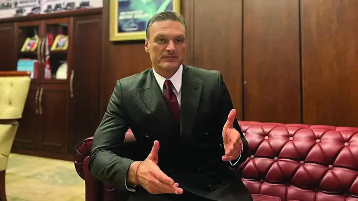 AK Partili isimden Özel’e sert sözler: Komedyenliğe devam et haberinin görseli