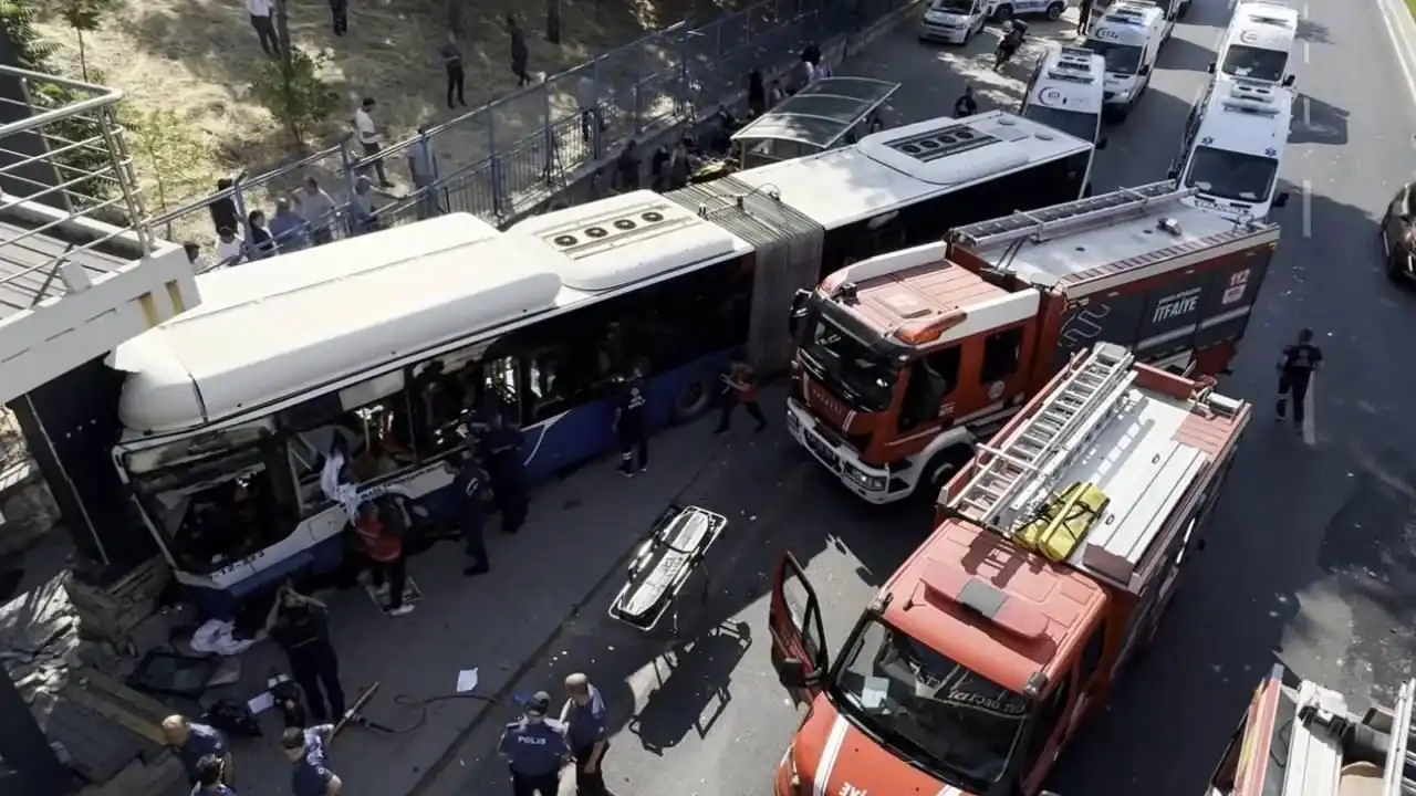 Ankara’da zincirleme kaza: EGO otobüsü üst geçide çarptı, 20 kişi yaralandı! haberinin görseli