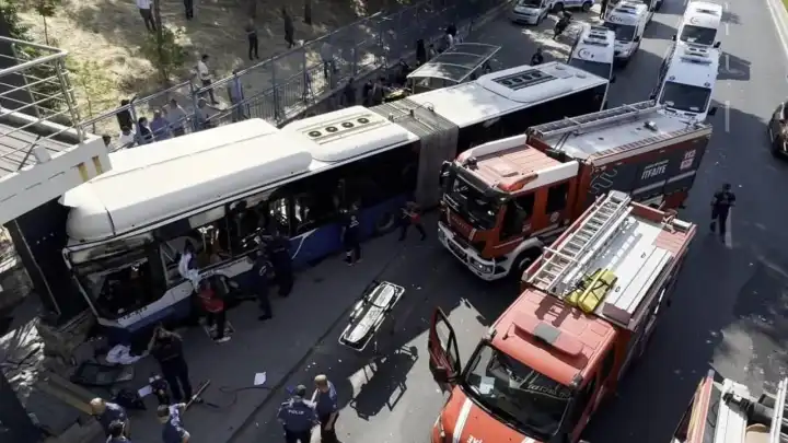 Ankara’da zincirleme kaza: EGO otobüsü üst geçide çarptı, 20 kişi yaralandı!
