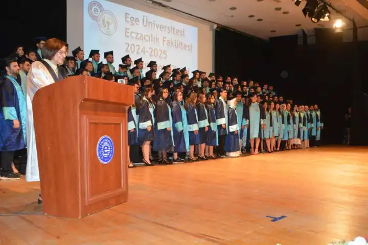 Ege Üniversitesi Eczacılık Fakültesi’nde mezuniyet sevinci haberinin görseli