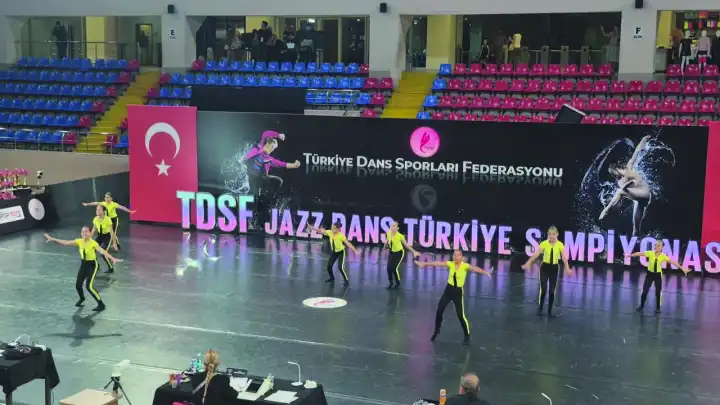 Bayraklı Belediyesi’nin minik dansçıları dünya şampiyonasına gidiyor