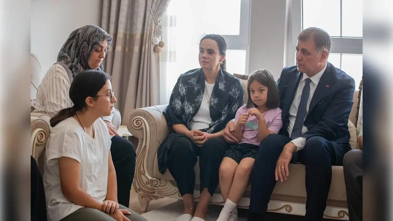 Cemil Tugay şehit ailesini ziyaret etti haberinin görseli