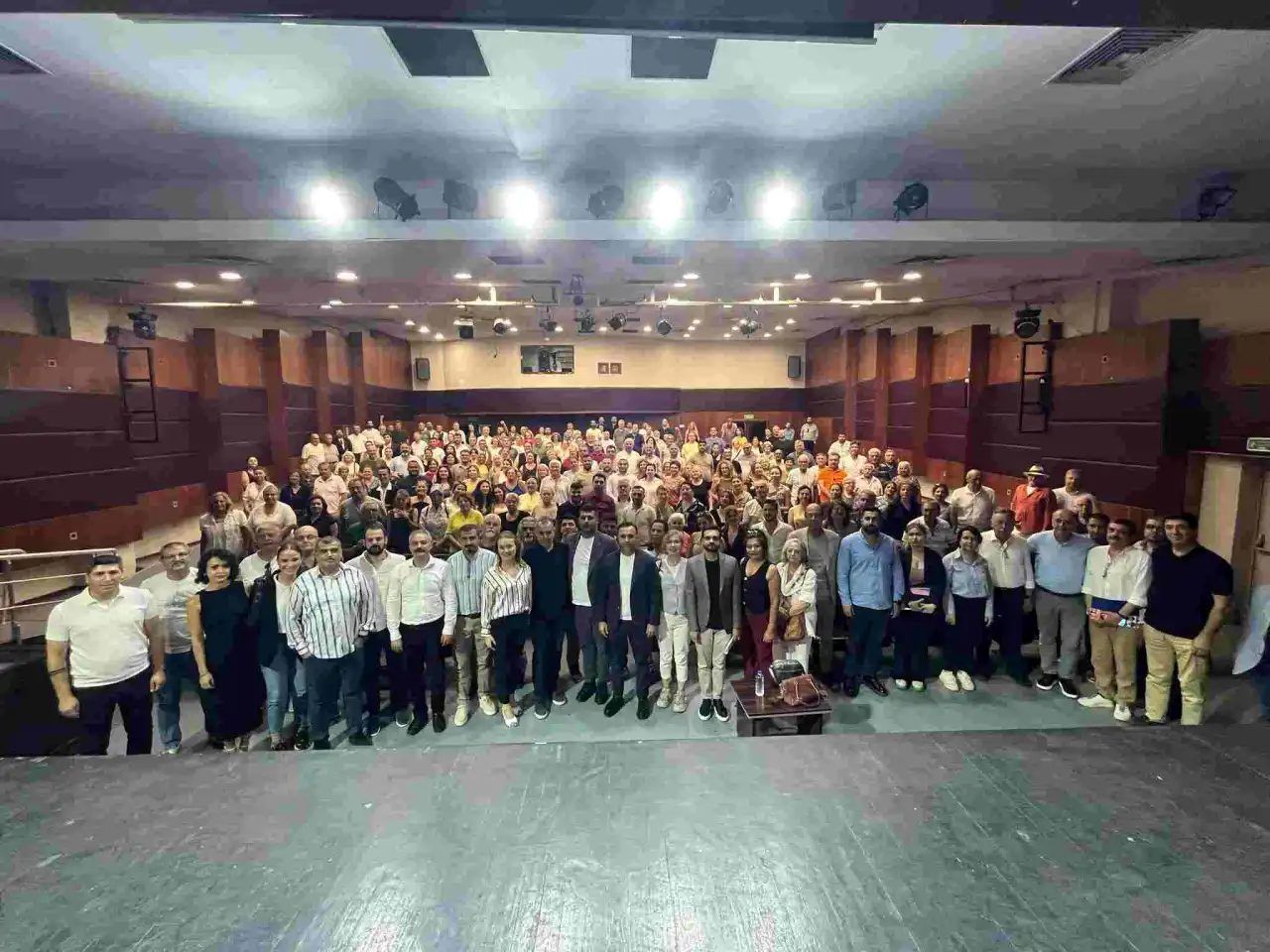 CHP İzmir İl Örgütü sahaya indi: Erken seçim hazırlığı ve siyasi operasyonlara karşı ortak duruş mesajı haberinin görseli