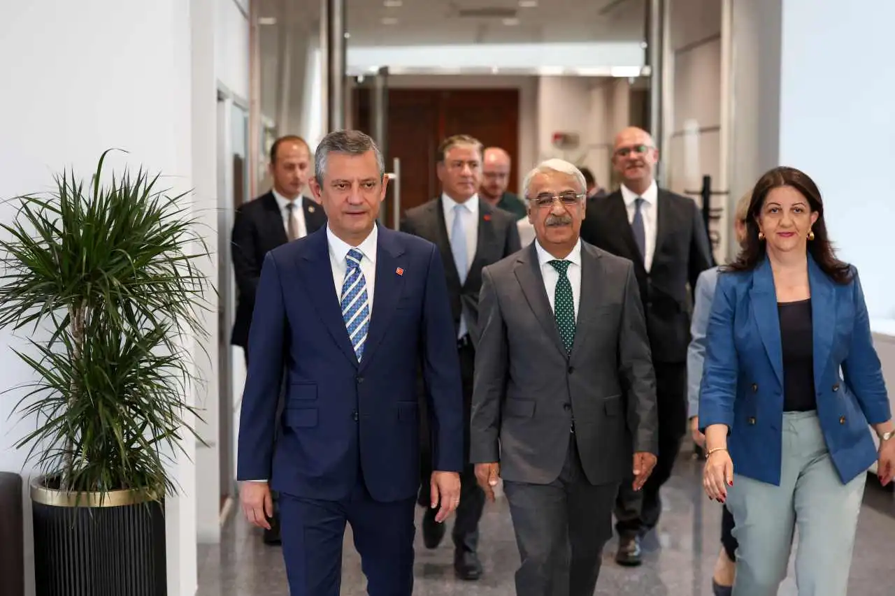 DEM Parti heyetinden CHP lideri Özgür Özel'e ziyaret  haberinin görseli