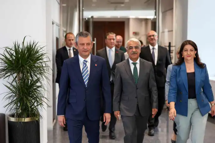 DEM Parti heyetinden CHP lidei Özgür Özel'e ziyaret 