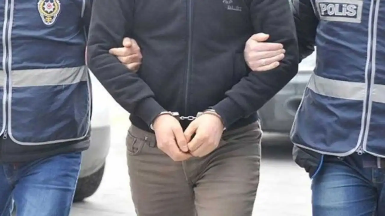 İzmir'de otomobilden hırsızlık yapan şüpheli gözaltına alındı haberinin görseli