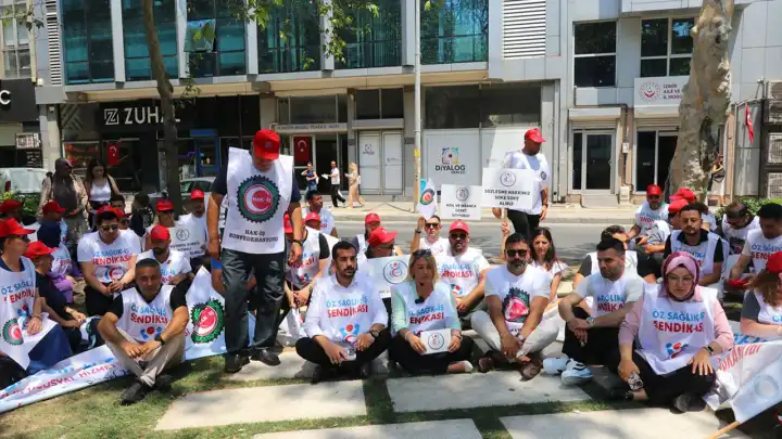 İzmir’de Öz Sağlık-İş Sendikası üyelerinden toplu sözleşme tepkisi