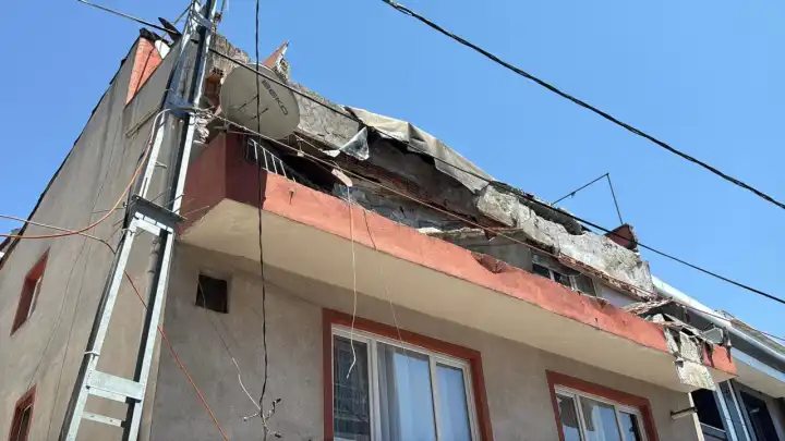 Kağıthane’de 3 katlı binanın balkonu çöktü