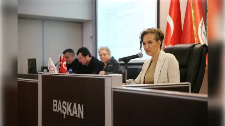 Karşıyaka'da Meclis olağanüstü toplandı: Devir gündemi komisyonlara havale edildi