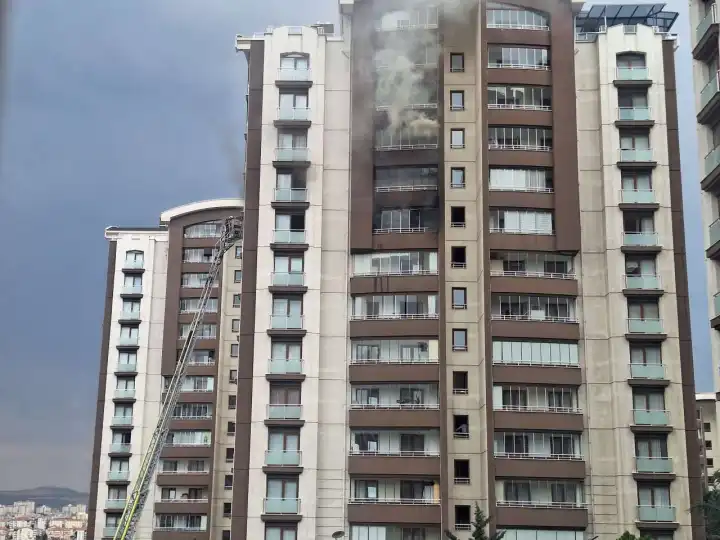Ankara'da bir hafta içinde ikinci apartman yangını: Mahsur kalanlar itfaiye ekiplerince kurtarıldı haberinin görseli
