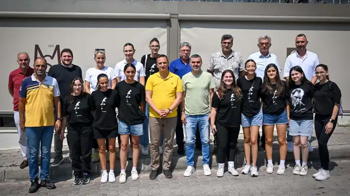 Bornova Belediyespor Küçük Kızlar Voleybol Takımı İzmir Gelişim Ligi’nde namağlup şampiyon