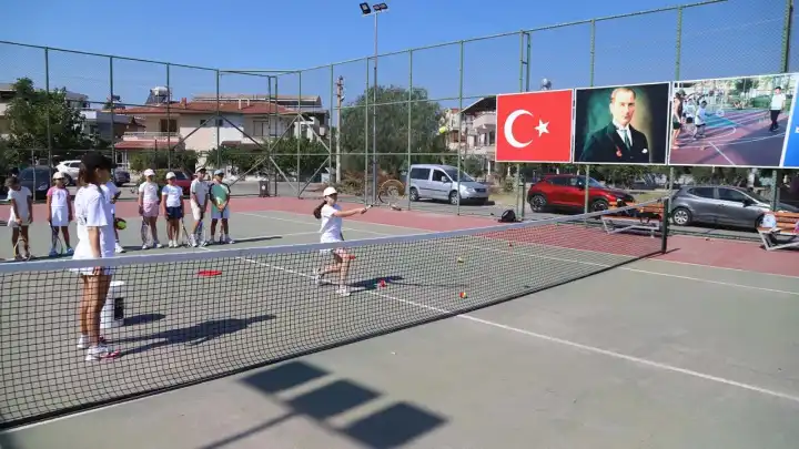 Dikili’de yaz dönemi tenis kursu başladı haberinin görseli