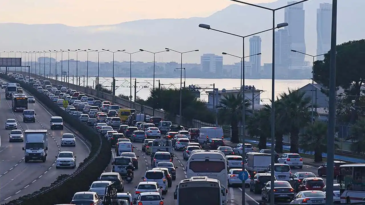 İzmir’de trafiğe kayıtlı araç sayısı 2 milyonu aştı: En çok tercih edilen markalar belli oldu haberinin görseli