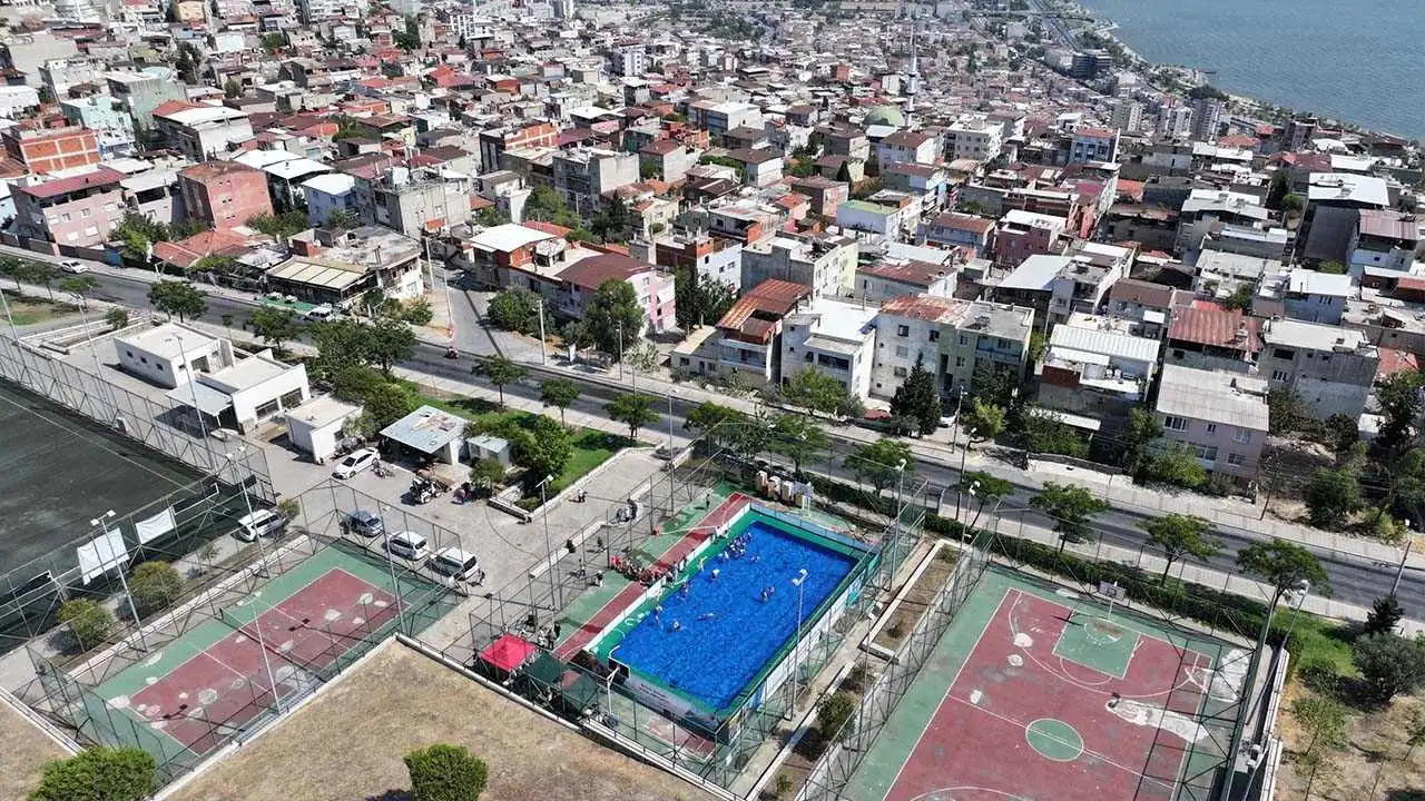 Konak ve Bayraklı'ya portatif havuz haberinin görseli