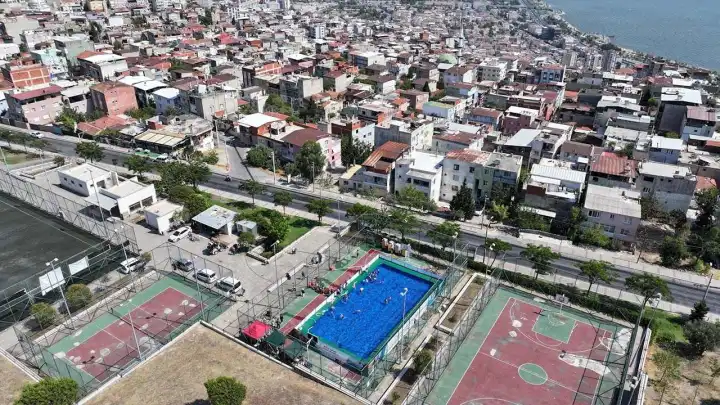 Konak ve Bayraklı'ya portatif havuz