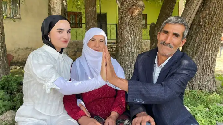 Babası tarafından çiçeklerle karşılanan Çimen Gülen, YKS'de büyük başarı elde etti