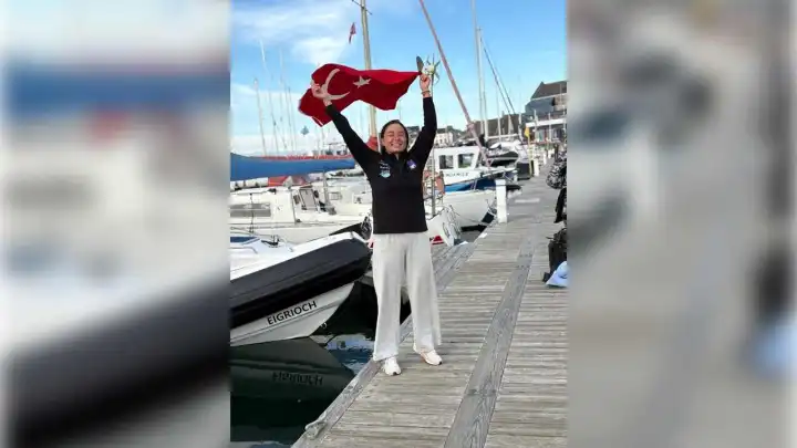 Bengisu Avcı Kuzey Kanalı’nı en hızlı yüzen Türk oldu