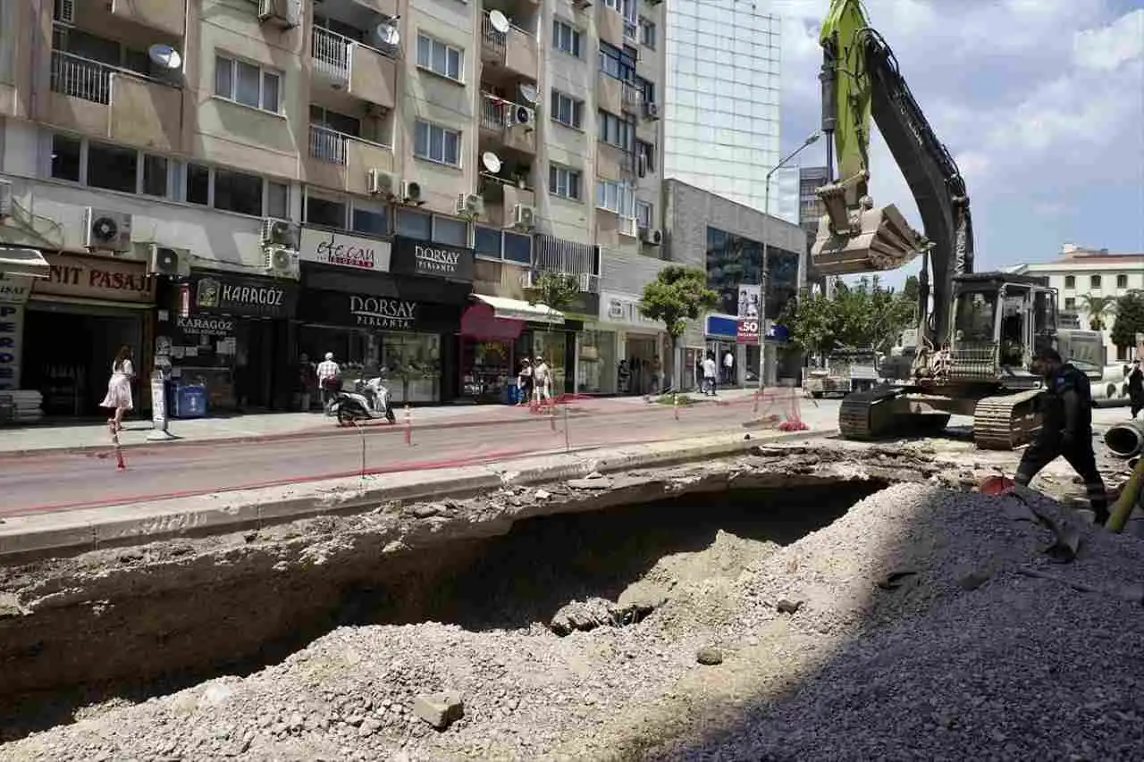 Bornova’da doğal gaz hattı patladı: Cadde trafiğe kapatıldı haberinin görseli