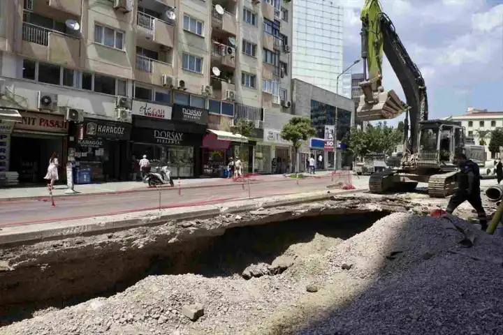 Bornova’da doğal gaz hattı patladı: Cadde trafiğe kapatıldı