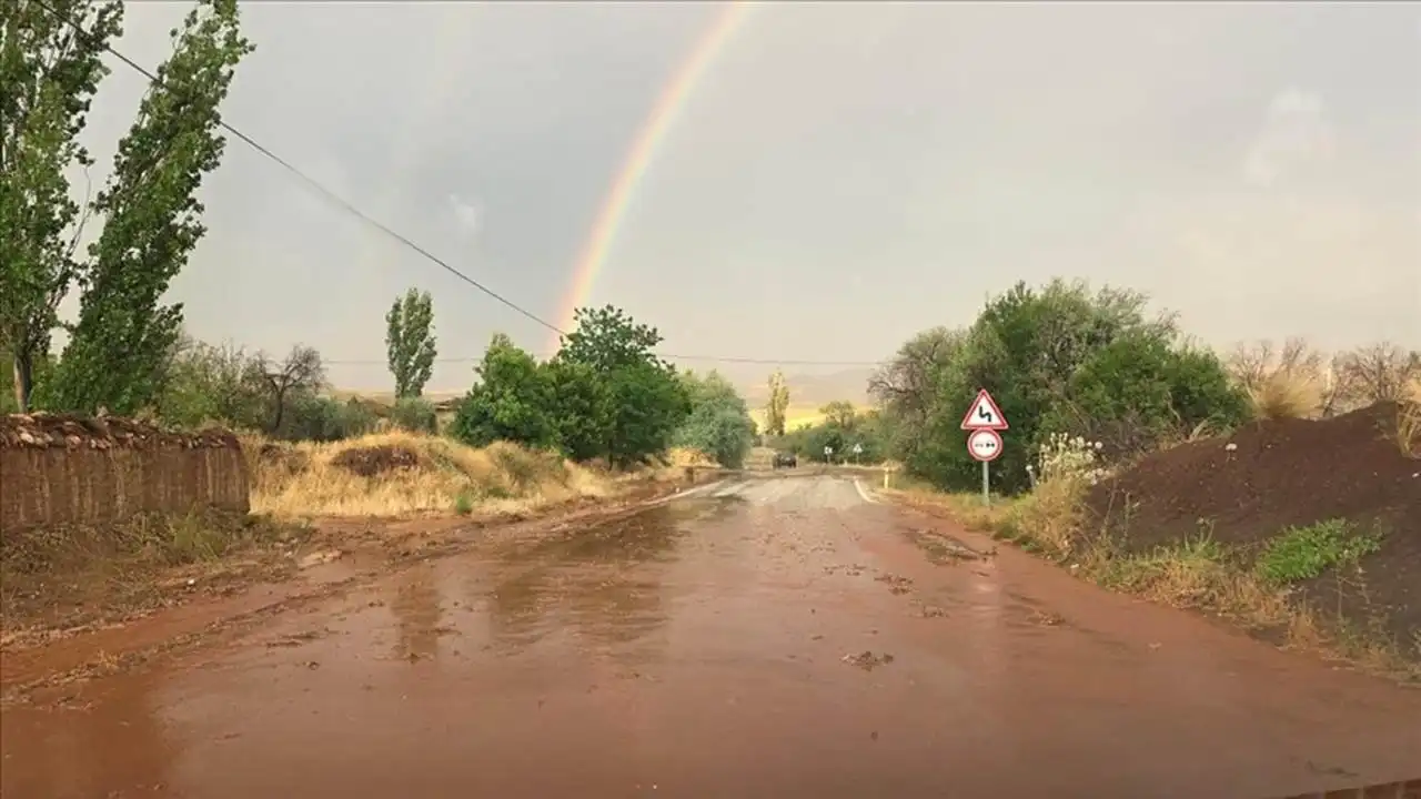 Çorum'da sağanak etkili oldu: Dereler taştı haberinin görseli