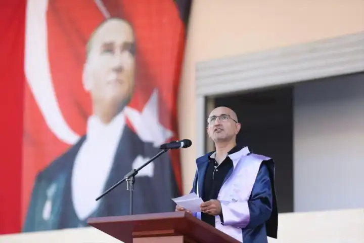 Emekli Albay Hakan Bayrı, fakülte birincisi oldu: 26 yıllık askerlik kariyerini psikolojiyle taçlandırdı